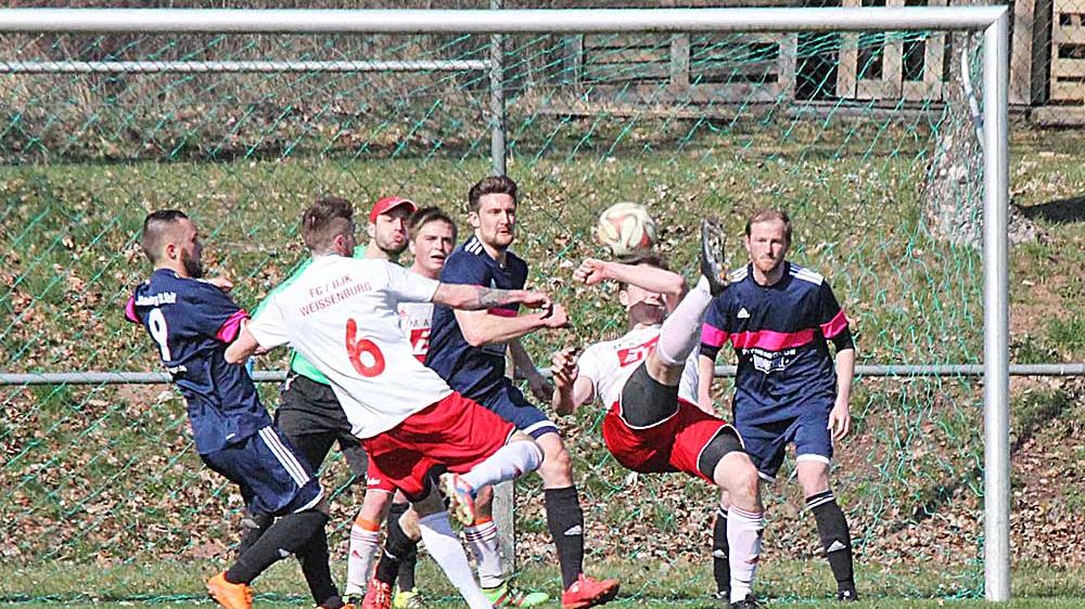 Schöne Aktion: So wie der Fallrückzieher von Dominik Stettinger vom FC/DJK Weißenburg blieben auch die weiteren Chancen beim Derby in Ramsberg ohne Treffer. Schöne Aktion: So wie der Fallrückzieher von Dominik Stettinger vom FC/DJK Weißenburg blieben auch die weiteren Chancen beim Derby in Ramsberg ohne Treffer.