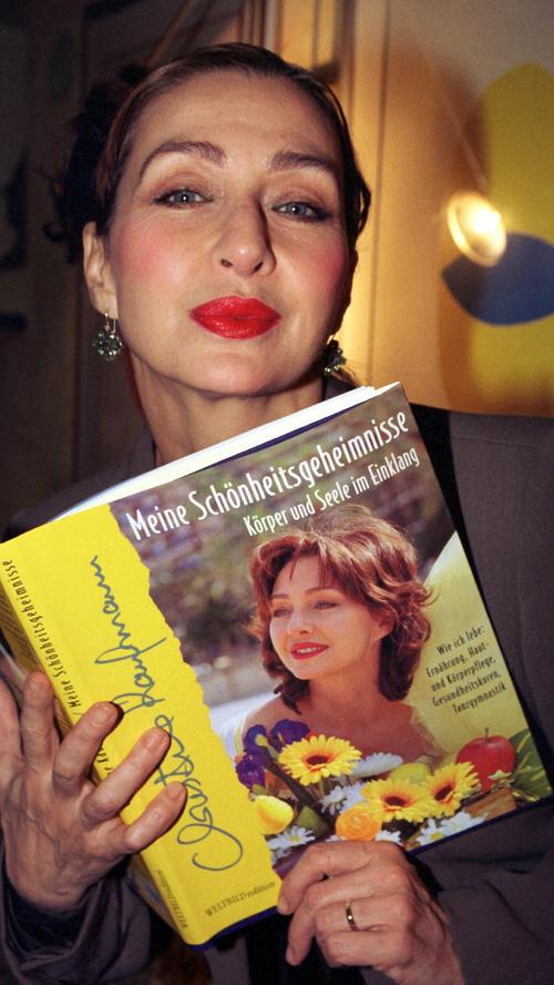 Auch als Autorin war Christine Kaufmann aktiv. Sie schrieb Wellness- und Beauty-Bücher und vertrieb ihre eigene Kosmetiklinie.