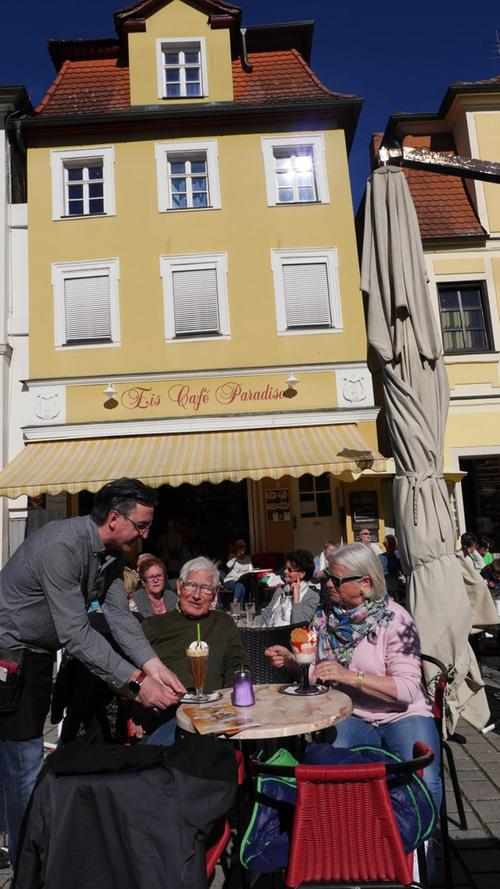 Noch greifen die Menschen zur Decke, doch der Kaffee oder das Eis lässt sich in der Sonne gut genießen, wie hier im Eiscafé Paradiso auf dem Gunzenhäuser Marktplatz.