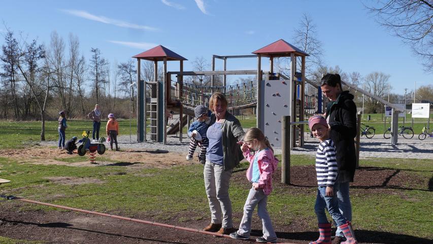 Ein Paradies für Kinder ist der Erlebnisspielplatz am Walder Ufer des Altmühlsees, der unter anderem eine Slackline zu bieten hat.