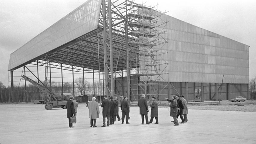 In der 75 x 50 Meter großen Halle werden bereits im Sommer die ersten Düsenflugzeuge übernachten können. Der Anbau für die Werkstätten und Lagerräume wird erst im Herbst fertig. Hier geht es zum Artikel vom 30. März 1967: Zum Bau gezwungen.