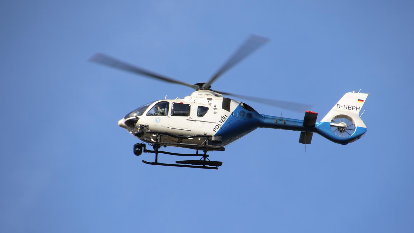 Mit einem Helikopter wie diesem sucht die Polizei derzeit nach dem Vermissten. 