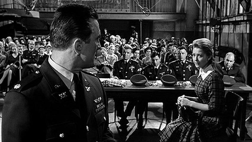 Kirk Douglas (links) als Major Steve Garrett verteidigt die vier Angeklagten vor Gericht.