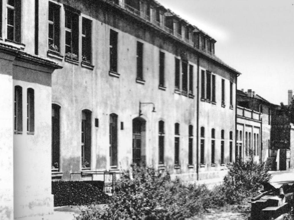 Das Schulgebäude an der Bärenschanzstraße: Aus Platznot musste der Unterricht zeitweise in Schichten abgehalten werden.