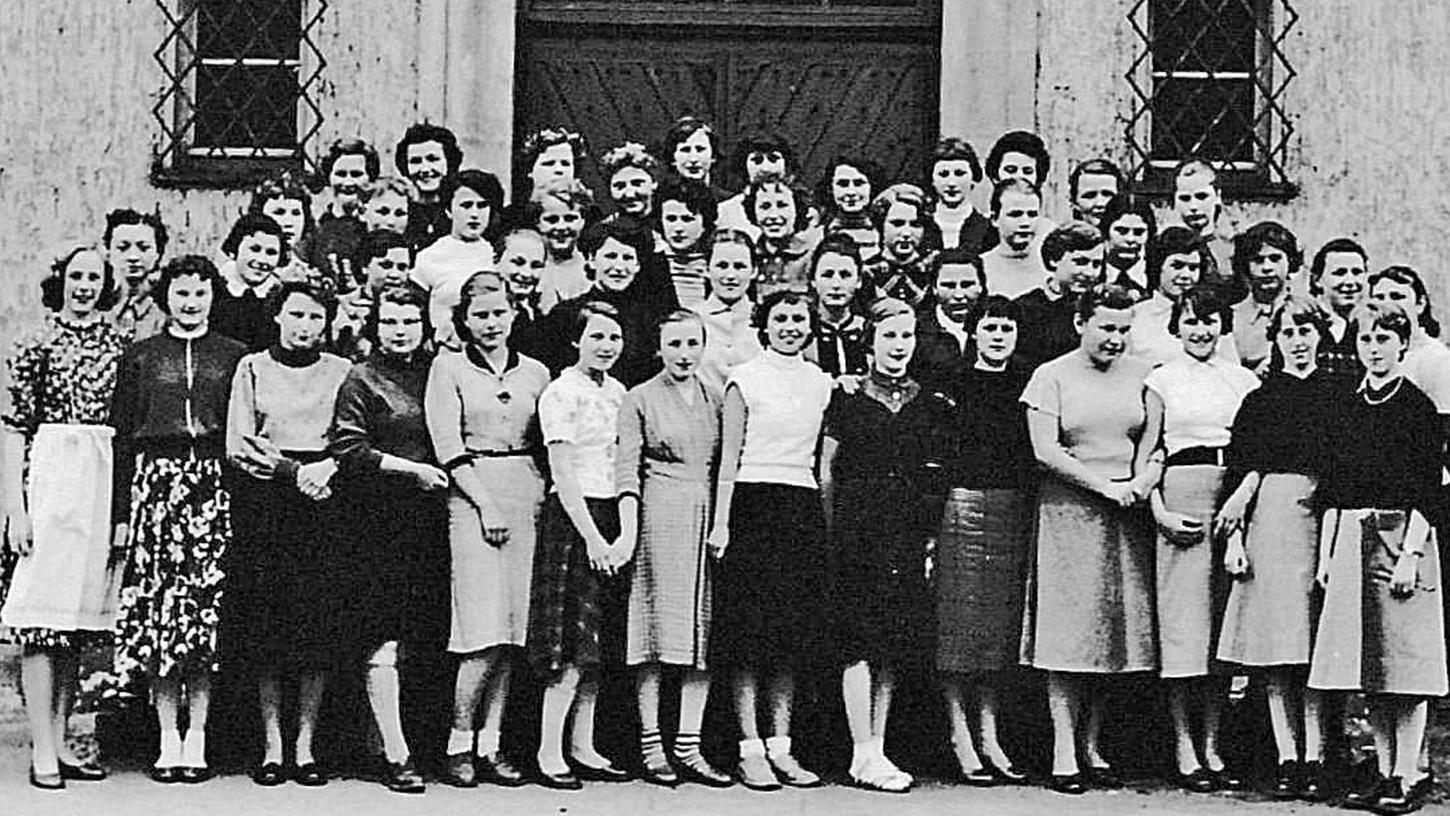 Die Abschlussklasse von 1957 der Realschule im „Institut der Englischen Fräulein“ an der Bärenschanzstraße.