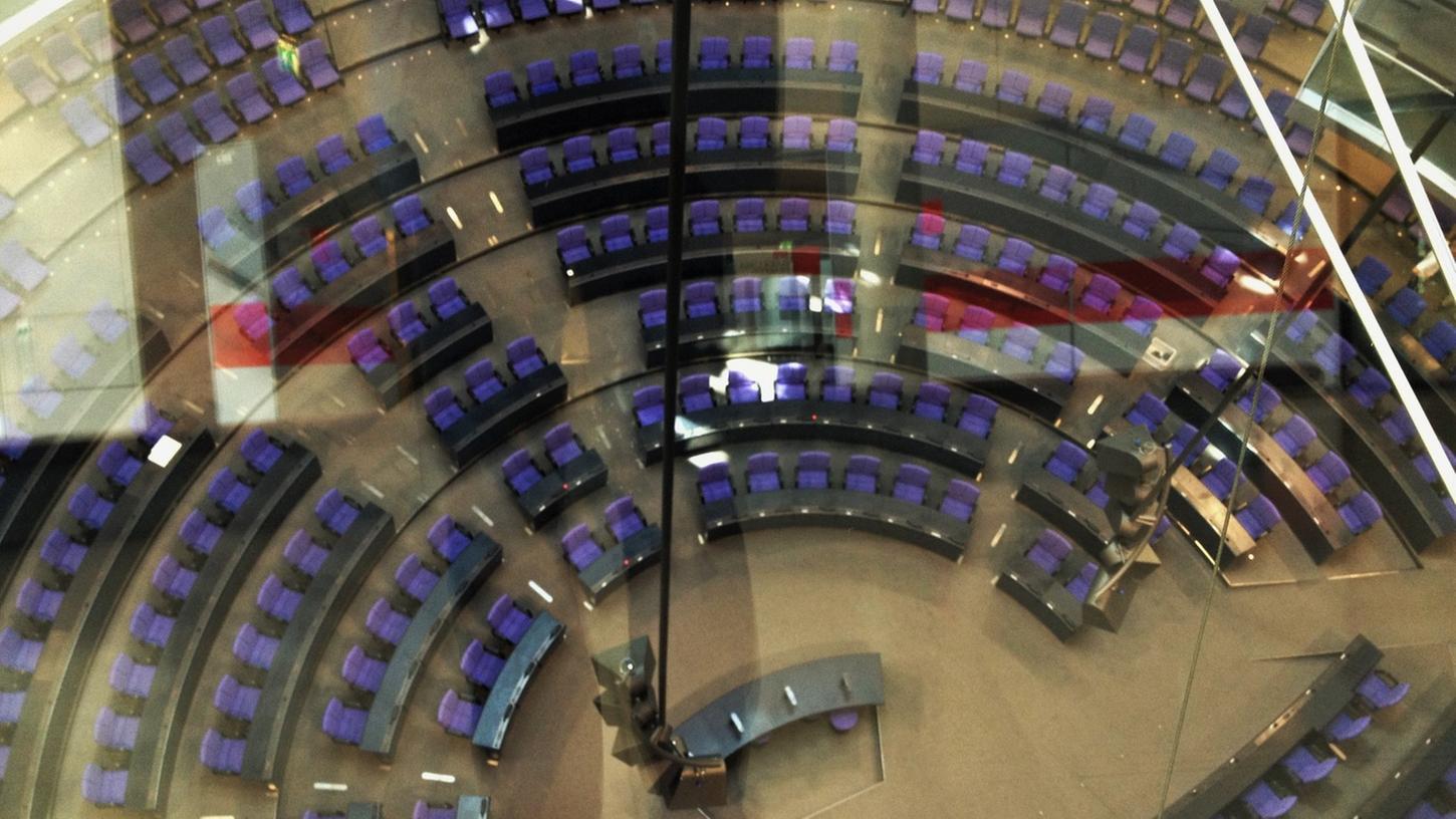 Sicht in den Deutschen Bundestag: Aber wie gläsern sind die Abgeordneten wirklich? Eine Cyber-Attacke auf das Netz des Parlaments sorgt jetzt erneut für Unruhe.