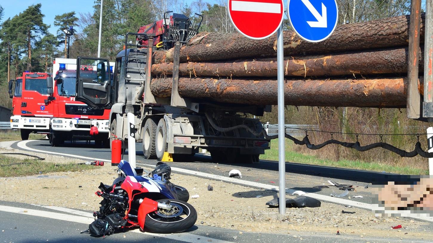 Tödlicher Unfall an der Auffahrt zur A3: Ein Motorradfahrer stieß mit einem Holzlaster zusammen.