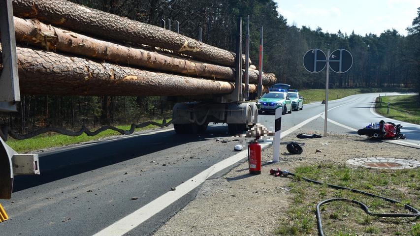Nürnberg-Nord: Motorradfahrer rutscht unter Lastwagen und stirbt