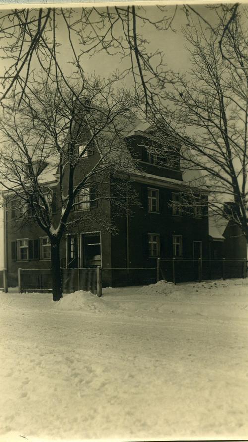 Dieses Bild von dem Haus Äußere Brucker Straße 84 stammt aus den 1920er oder 1930er Jahren.