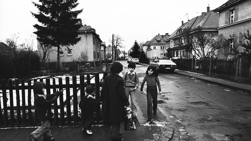 Dieses Foto mit Kindern in der Mainstraße der Erba-Siedlung aus den 1980-er Jahren hätte nach einem möglichen Abriss mehr als nur historischen Wert.