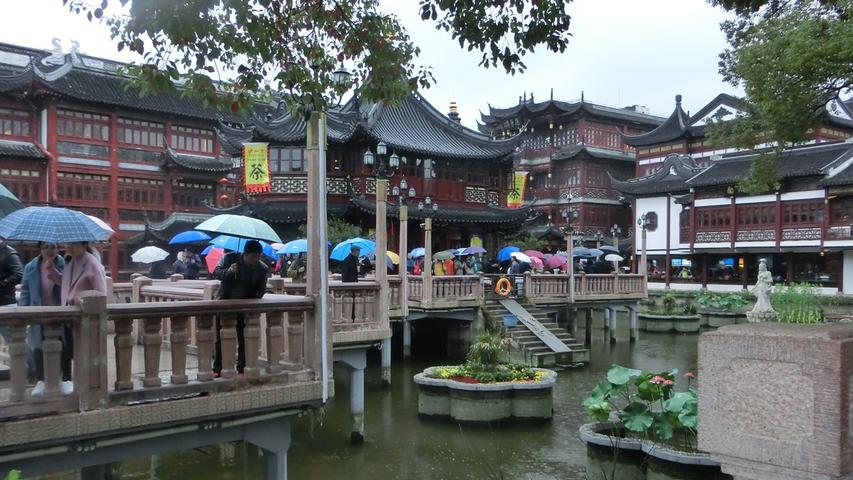 In den Yu-Garten in Schanghai führt eine Zickzack-Brücke - denn "böse Geister können nur geradeaus gehen", wie die Chinesen wissen...