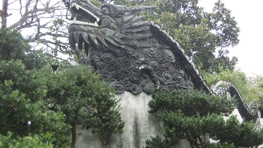 Die Drachenmauer gehört zu den Sehenswürdigkeiten des Yu-Gartens. Mit dem Bau des - so die Übersetzung - Gartens der Freude war 1559 begonnen worden.