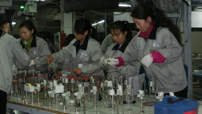 Blick ins Schanghaier Bordnetze-Werk von Leoni. Der  fränkische Kabelspezialist ist seit einem Vierteljahrhundert in China präsent.