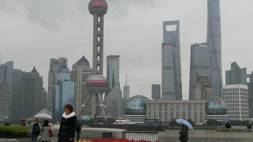 Die Uferpromenade Bund in Schanghai bietet einen spektakulären Blick auf den Stadtteil Pudong - sogar bei schlechtem Wetter.
