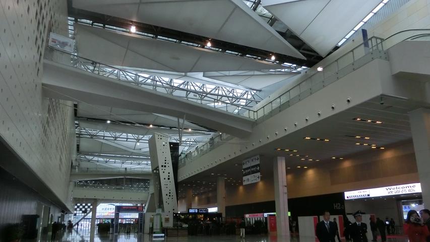 Die Eingangshalle des Shanghai  World Expo Exhibition and Convention Center. Die größte Halle des Messezentrums misst rund 25.000 Quadratmeter und zählt zu den größten ihrer Art in Asien.