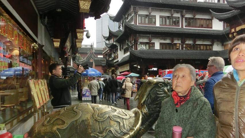 Die Einkaufsmeile rund um den Yu-Garten in der Altstadt von Schanghai ist ein Publikumsmagnet - auch für Asiaten.