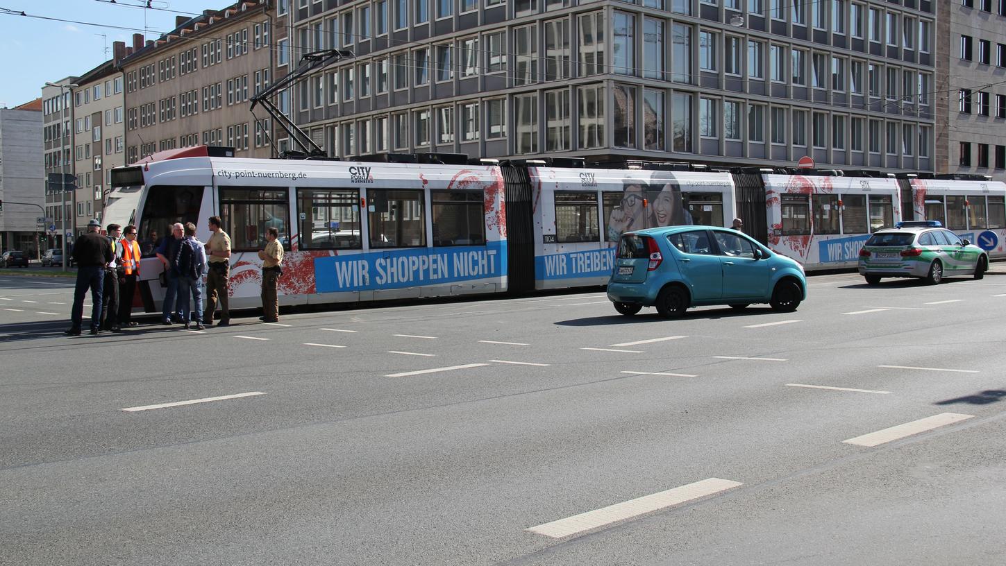 Kurz vor der Haltestelle "Marientor" kam es zum Unfall zwischen der Straßenbahn und dem blauen Pkw. Kurz vor der Haltestelle "Marientor" kam es zum Unfall zwischen der Straßenbahn und dem blauen Pkw.