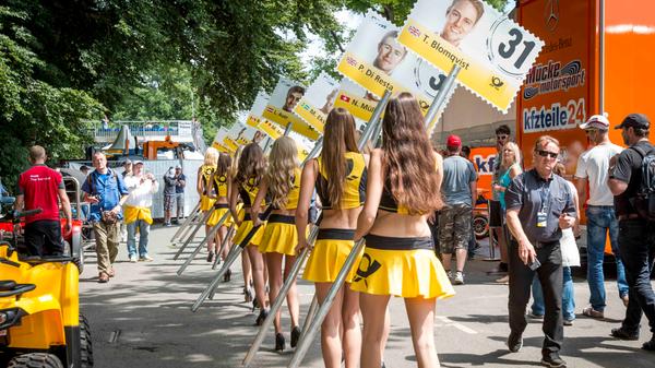 Und ja, auch das ist der Norisring: Wo schnelle Autos um die Wette fahren, sind die Gridgirls nicht weit.