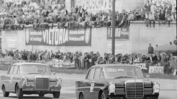 Ja, so sahen 1965 die Vorgänger der heutigen DTM-Boliden aus. Ein Schnappschuss aus dem Rennen der Tourenwagen über 2000 ccm, vorne Manfred Schiek (75), der mit seinem Mercedes 300 SE überlegener Sieger wurde.