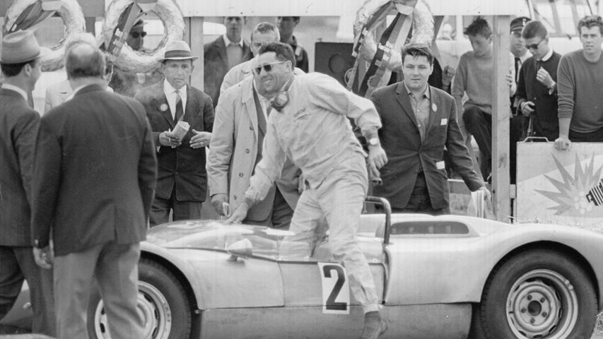 Freudestrahlend entsteigt Gerhard Mitter vor 50.000 Zuschauern seinem Porsche Spyder Achtzylinder, mit dem er 1965 einen neuen absoluten Streckenrekord auf dem Norisring aufstellten konnte.