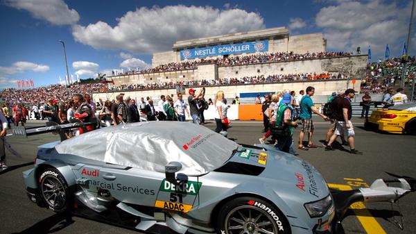 Hypermoderne PS-Monster vor historischer Kulisse - das macht den besonderen Norisring-Flair aus.