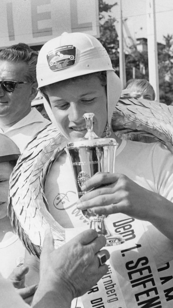 Dementsprechend stolz nahm der Sieger von 1965, Dieter Völker, den Preis entgegen.