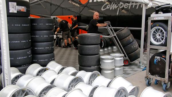 Der moderne Motorsport ist vor allem auch: Materialschlacht. Der Blick ins Fahrerlager der Formel 3 zeigt unzählige Felgen und Pneus.