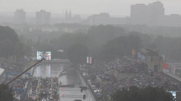 Sieht auch nach schwarz-weiß aus, ist aber tatsächlich farbig - nur halt wahnsinnig verregnet. 2014 wurde das DTM-Rennen zur wahren Wasserschlacht. Seit jeher spielt das Wetter eine große Rolle am Norisring. Im Juni ist von sintflutartigen Regenfällen bis hin zu brütender Hitze nunmal auch alles drin.