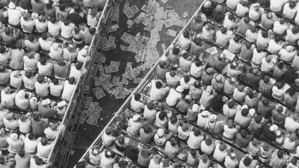 In den 80er Jahren kamen dann schon 80.000 Menschen an die Strecke - und wo sich Menschen treffen, da fällt Müll an. Das war schon damals so. Und ist heute nicht anders.
