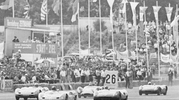 Dieses Bild wurde 1964 in den Nürnberger Nachrichten veröffentlicht. Die Bildunterschrift damals lautete: "40.000 Zuschauer haben in Nürnberg das traditionelle Noris-Rundstrecken-Rennen für Autos und Motorräder miterlebt. Während des ganzen Tages dröhnten die Motoren auf der Strecke. Unser Bild zeigt den Start der Sportwagen, bei denen der Schweizer Karl Foitek mit 151,9 km/st einen neuen absoluten Runden-Rekord erzielte."