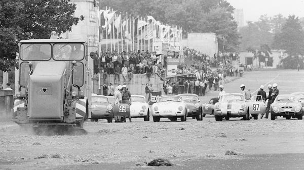 Skurrile Szene: Vor dem Sonntagsrennen 1964 musste eine Kehrmaschine die Straße vom Stroh befreien. Die Bildunterschrift aus den Nürnberger Nachrichten: "Nach der unfreiwilligen Samstag-'Strohschlacht', die von dem Nürnberger Jedamzik ausgelöst wurde und dem Münchner Ramminger zum Verhängnis wurde, säuberte eine Kehrmaschine die Fahrbahn. Die Rennwagen müssen solange warten."