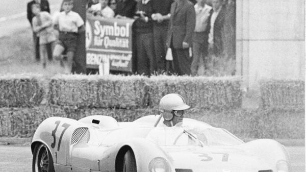 Für Autoliebhaber waren die Rennen am Norisring schon immer ein Fest. Hier lenkt Sepp Greger einen Elva-Porsche.