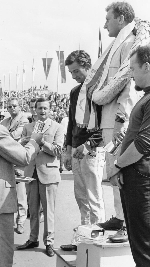 Siegerehrung in den 60ern. Für die Freaks unter unseren Lesern: Peter Nöcker aus Düsseldorf lässt sich hier für seinen Erfolg in der GT-Klasse über 2500 ccm auszeichnen.
