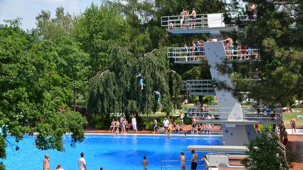 Das Freibad in Allersberg bietet viel Grün und einen Mix aus Sonnen- und Schattenplätzen. Es gelten wegen der Corona-Pandemie besondere Verhaltensregeln. Hier gelangen Sie zu weiteren Infos wie Öffnungszeiten und Preisen.