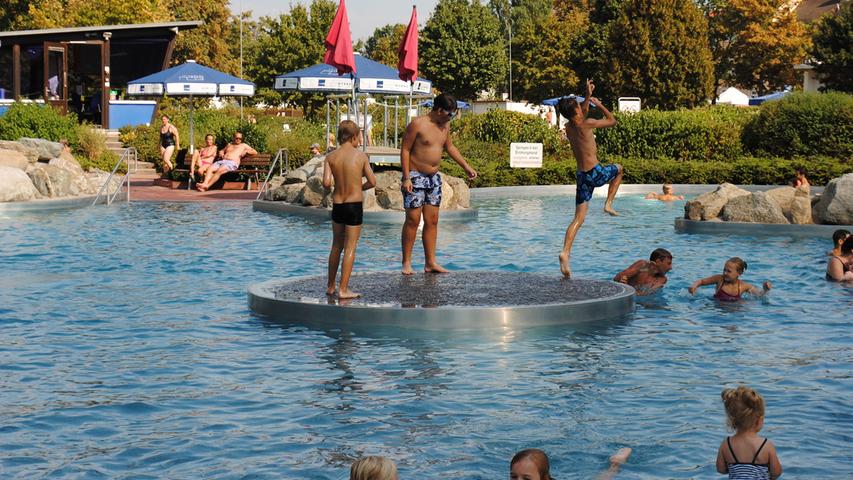 Das Parkbad in Schwabach (Angerstraße 10) hat ab dem 13. Mai geöffnet. Erwachsene zahlen 4,30 Euro pro Tag, Kinder 2,20 Euro. Weitere Informationen zu den Angeboten gibt es auf der Homepage des Parkbads .