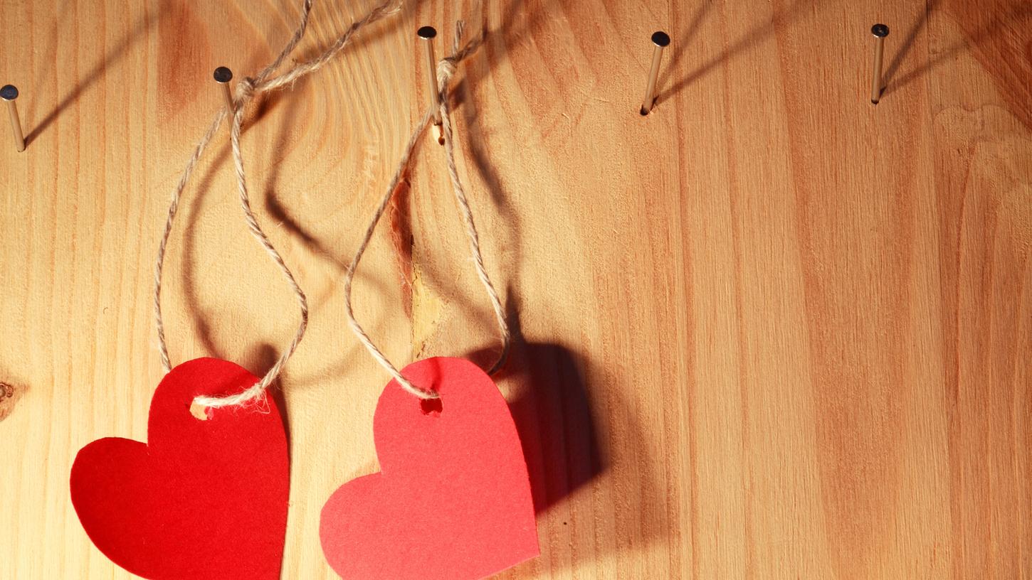 Von wegen echte Liebe: Ein Betrüger zockte eine 66-Jährige ab, die er über eine Singlebörse im Internet kennenlernte.
Von wegen echte Liebe: Ein Betrüger zockte eine 66-Jährige ab, die er über eine Singlebörse im Internet kennenlernte.