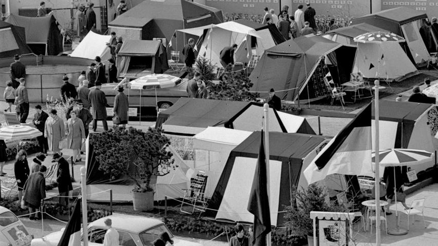 Auf dem großen Ausstellungsgelände ist vom Zelt bis zum Schwimmbecken alles zu sehen, was ein Ferienparadies vollkommen macht. Die Besucher schauen das vielfältige Angebot genau an.
Hier geht es zum Artikel vom 3. April 1967: Mehr Camping-Komfort.