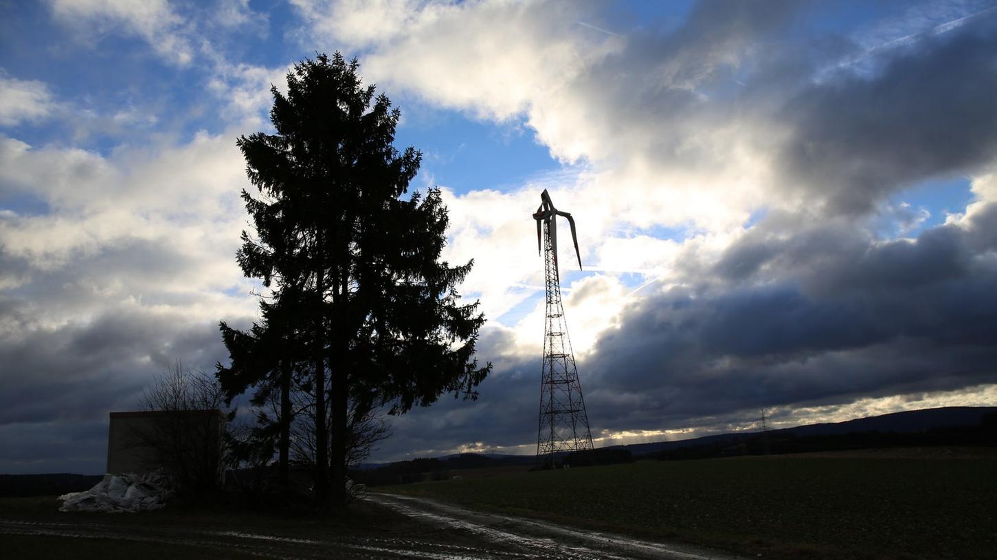 Ende Februar fegte Sturmtief "Thomas" durch den Windpark Laubersreuth und  verursachte an einem Windrad große Schäden. Mehr als vier Wochen sind seitdem vergangen, doch die abgeknickten Rotorblätter sind noch immer zu sehen.