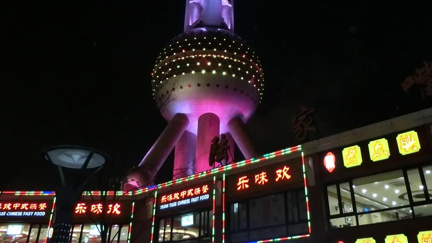 Ein echter Hingucker, vor allem bei Nacht: Der Oriental Pearl Tower in Schanghai. Der Fernsehturm misst stolze 468 Meter.