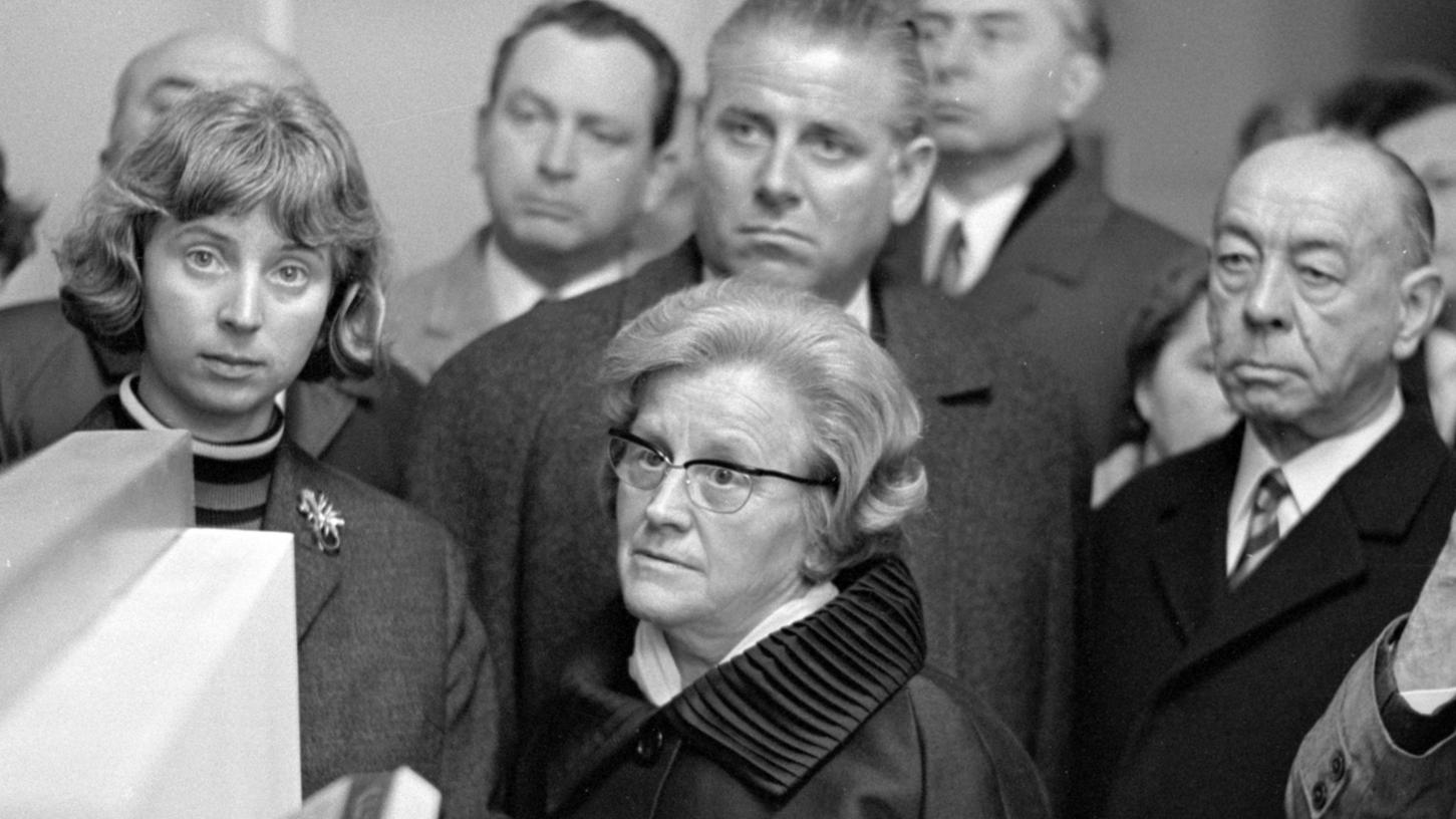 4. April 1967: Strauß von Sorgen für den Gast 4. April 1967: Strauß von Sorgen für den Gast