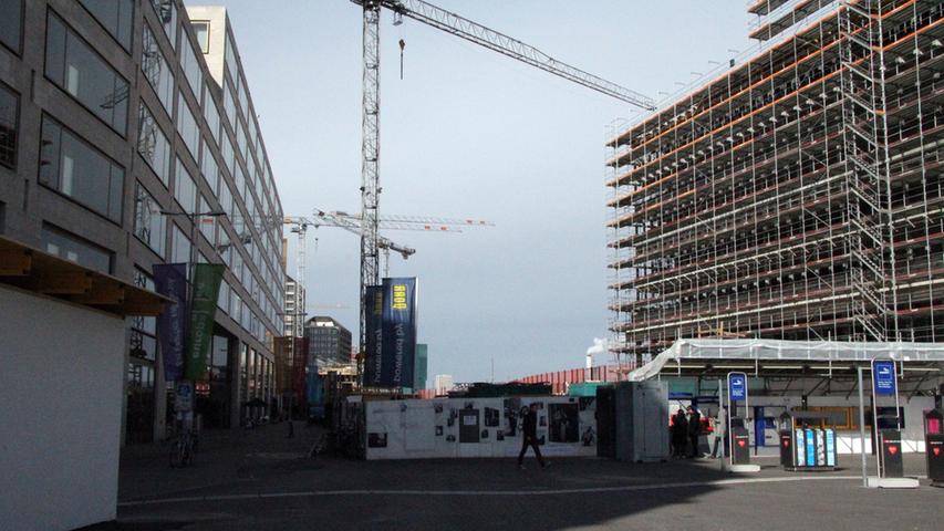 Die Kreise 4 und 5, die Stadtteile westlich vom Züricher Hauptbahnhof, sind traditionelle Arbeiterviertel. Doch immer mehr Kreative zieht es hierher und die Viertel werden immer schicker. Gut zu sehen ist das in der Europaallee mit ihren vielen Baukränen.