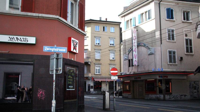 Der Schweizer Theologe Zwingli galt als Schürzenjäger. Lustig, dass ausgerechnet eine Seitengasse der Langstraße, in der Prostituierte ihrem Geschäft nachgehen, nach ihm benannt ist.