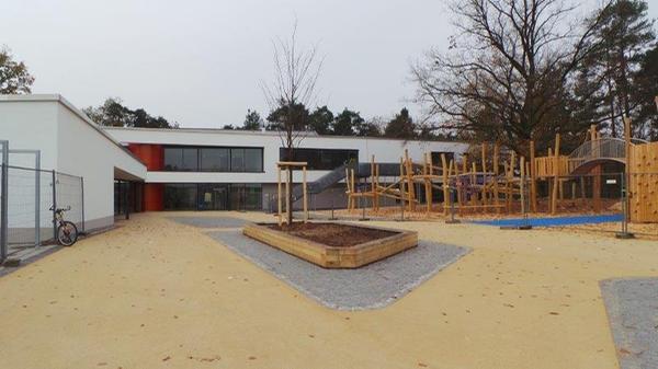 Diese Schule sind eigentlich zwei: Verteilt auf Gebäude in der Viatisstraße und in der Siedlerstraße lernen hier rund 400 Schüler verteilt auf 17 Klassen. Zur Schul-Homepage.