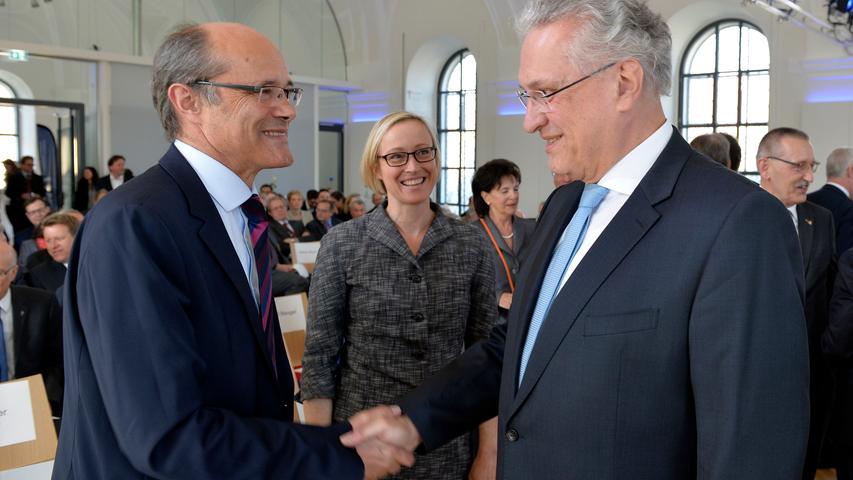 Die Univizepräsidenten Günter Leugering (links) und Antje Kley nutzen den feierlichen Rahmen für einen kleinen Plausch mit dem Innenminister.