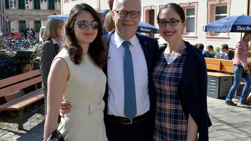 Draußen vor dem "Kreuz und Quer" zeigte sich der neue Kanzler der FAU stolz mit seinen beiden Töchtern, Isabella (links) und Alexandra.