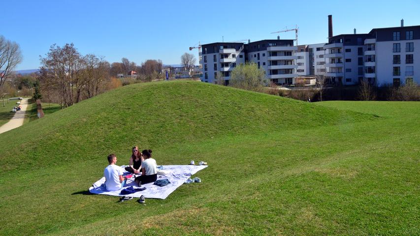 Am Fuße des Hügels kann man schonmal ein Picknick machen - natürlich ohne den Blick auf die entstehenden Wohnheime.