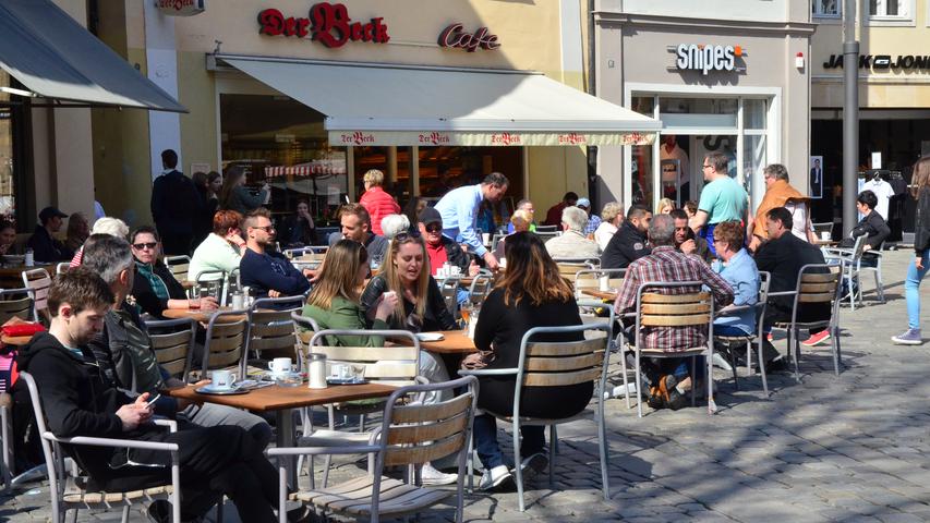 Egal ob ein schnelles Helles oder der Cappuccino nach den Shoppen -  In der Bamberger Fußgängerzone ist immer was los.
