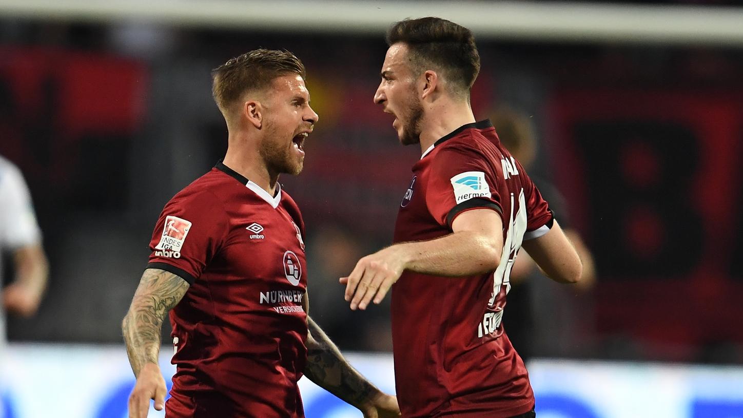 Am ersten Elfmeter waren beide maßgeblich beteiligt: Kevin Möhwald (rechts) fiel, Tobias Kempe traf den Strafstoß. Am ersten Elfmeter waren beide maßgeblich beteiligt: Kevin Möhwald (rechts) fiel, Tobias Kempe traf den Strafstoß.