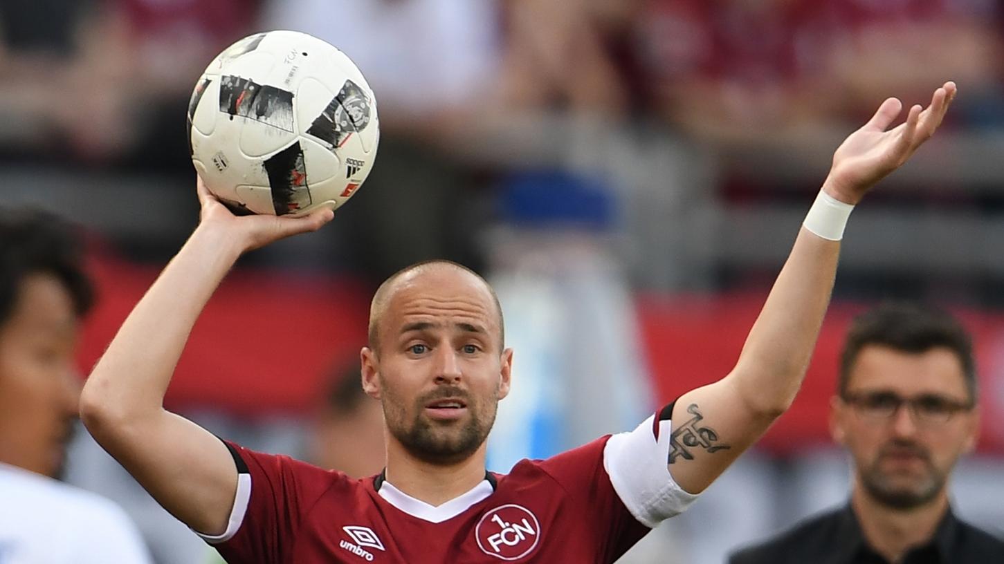 Wohin mit der Kugel? Wer beim Club den Ball hat, der muss mitunter lang nach anspielbereiten Kollegen suchen. Wohin mit der Kugel? Wer beim Club den Ball hat, der muss mitunter lang nach anspielbereiten Kollegen suchen.