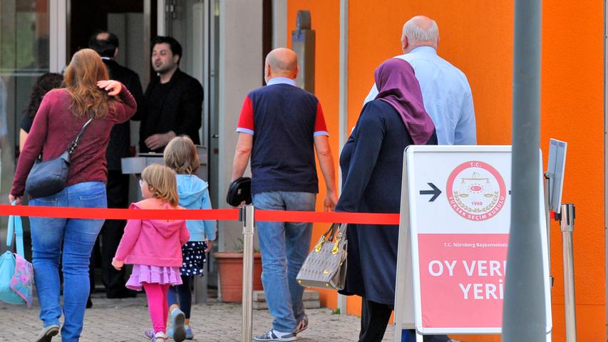 Türkei-Referendum: Wähler stimmen in Fürths Grüner Halle ab